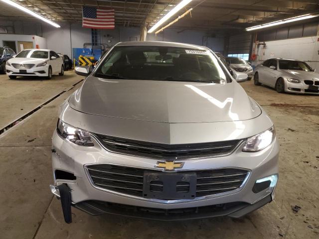 Sedans CHEVROLET MALIBU 2017 Srebrny