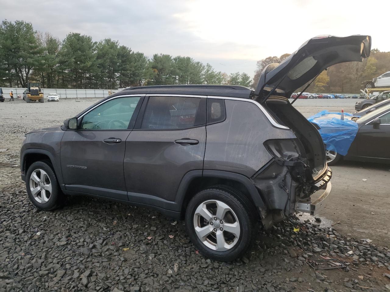 3C4NJDBB2JT264205 2018 JEEP COMPASS - Image 2