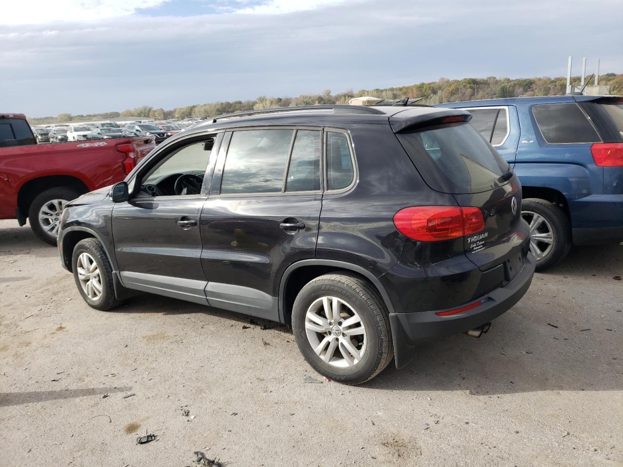 WVGBV7AX7HK028095 2017 VOLKSWAGEN TIGUAN - Image 2