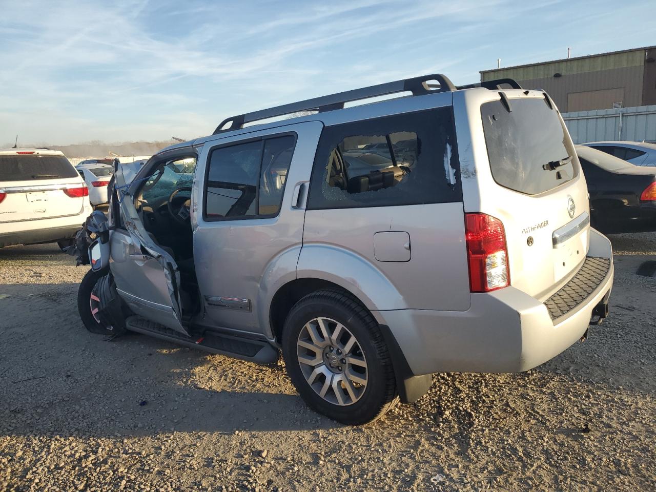 2011 Nissan Pathfinder - Image 2
