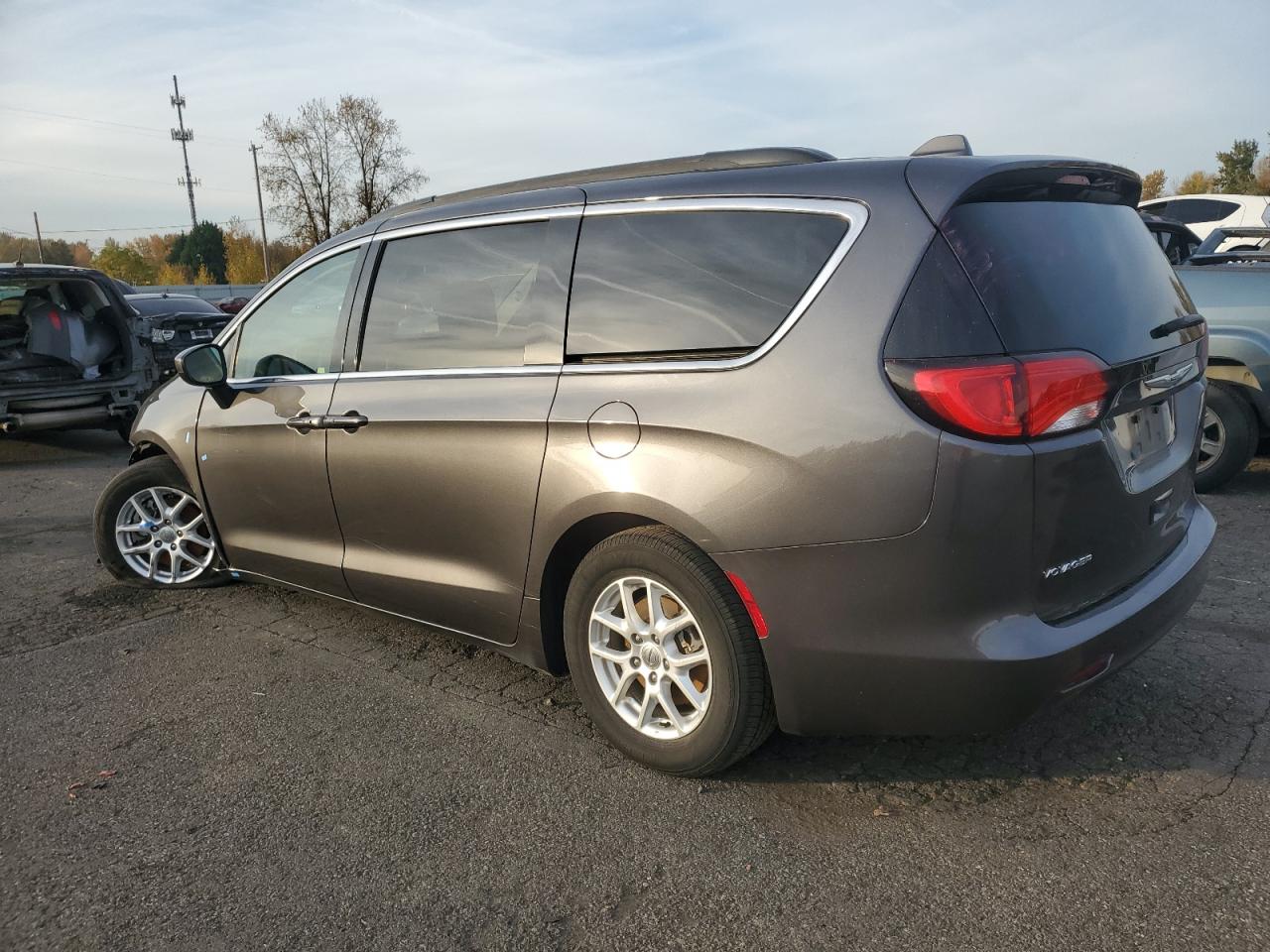 2020 Chrysler Voyager - Image 2