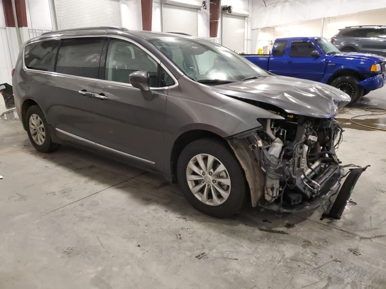 2017 Chrysler Pacifica - Image 4