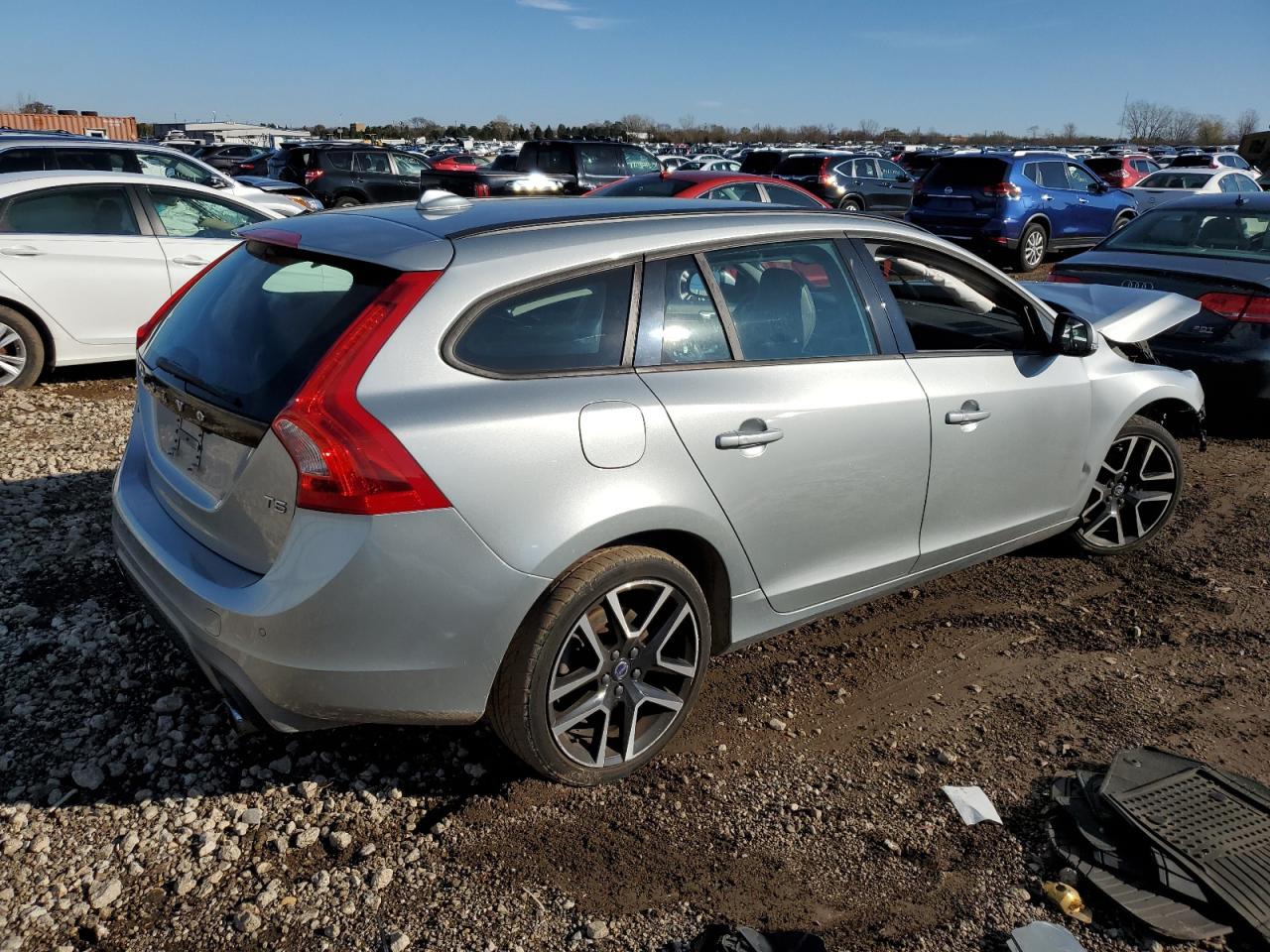 VIN YV140MEL5J2379492 2018 VOLVO V60 no.3