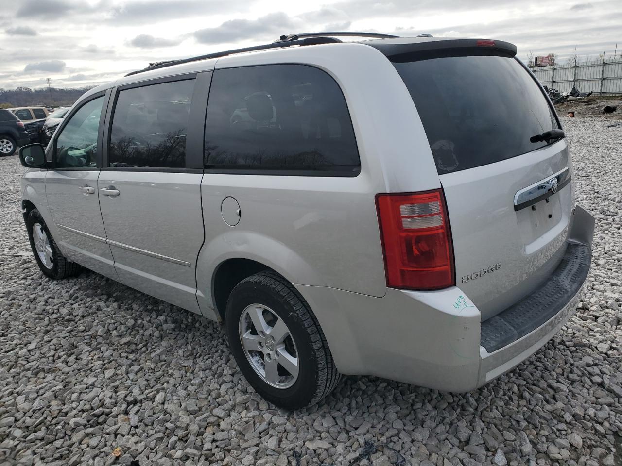 2010 Dodge Caravan - Image 2