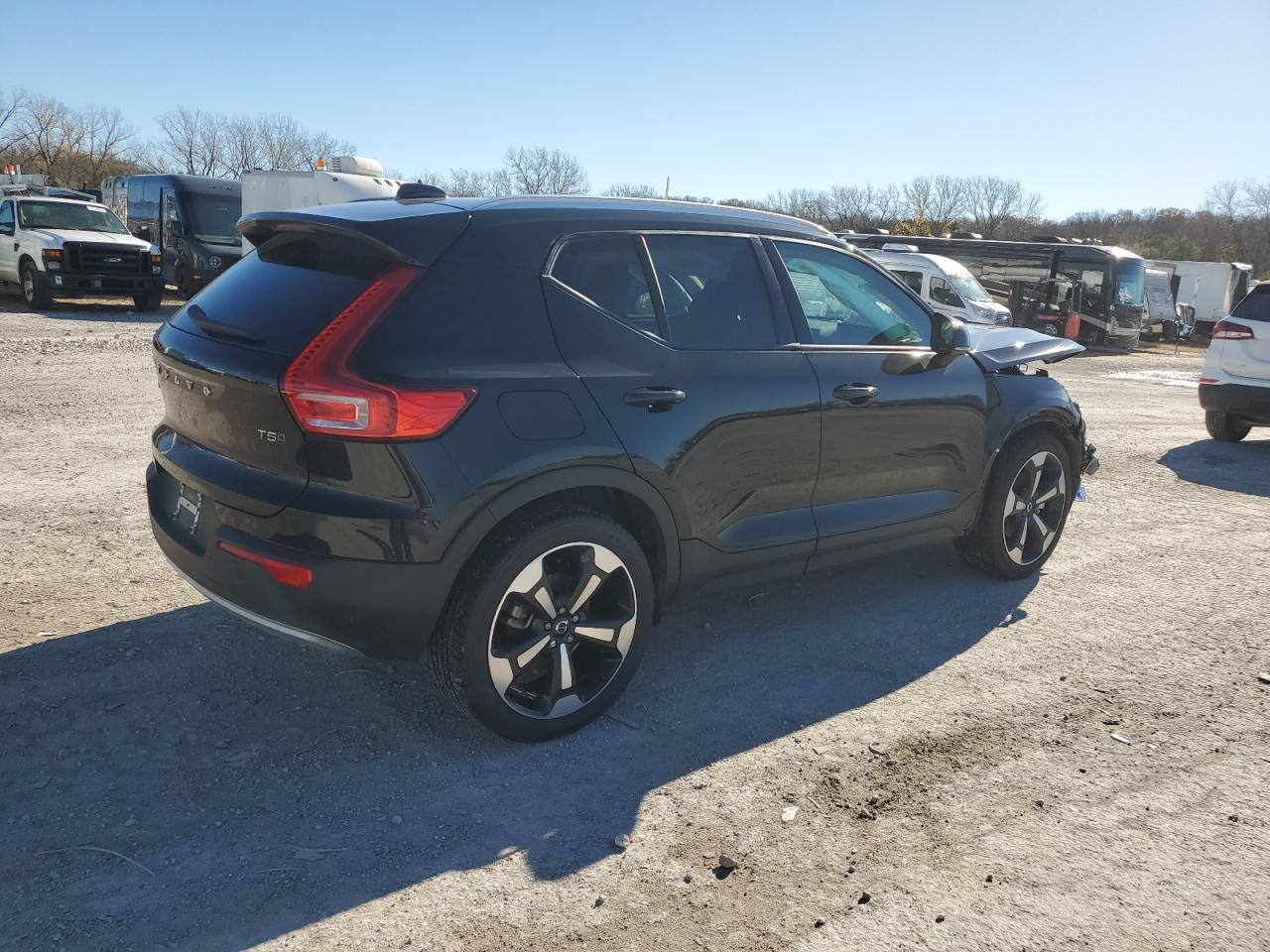 2022 Volvo XC40 - Image 3