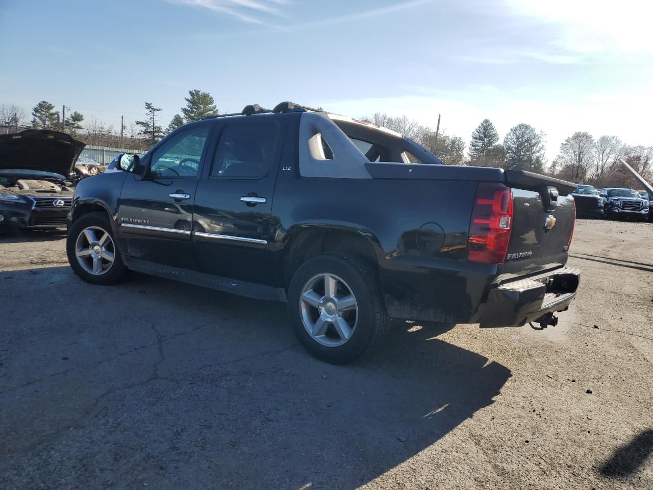 2009 Chevrolet Avalanche - Image 2