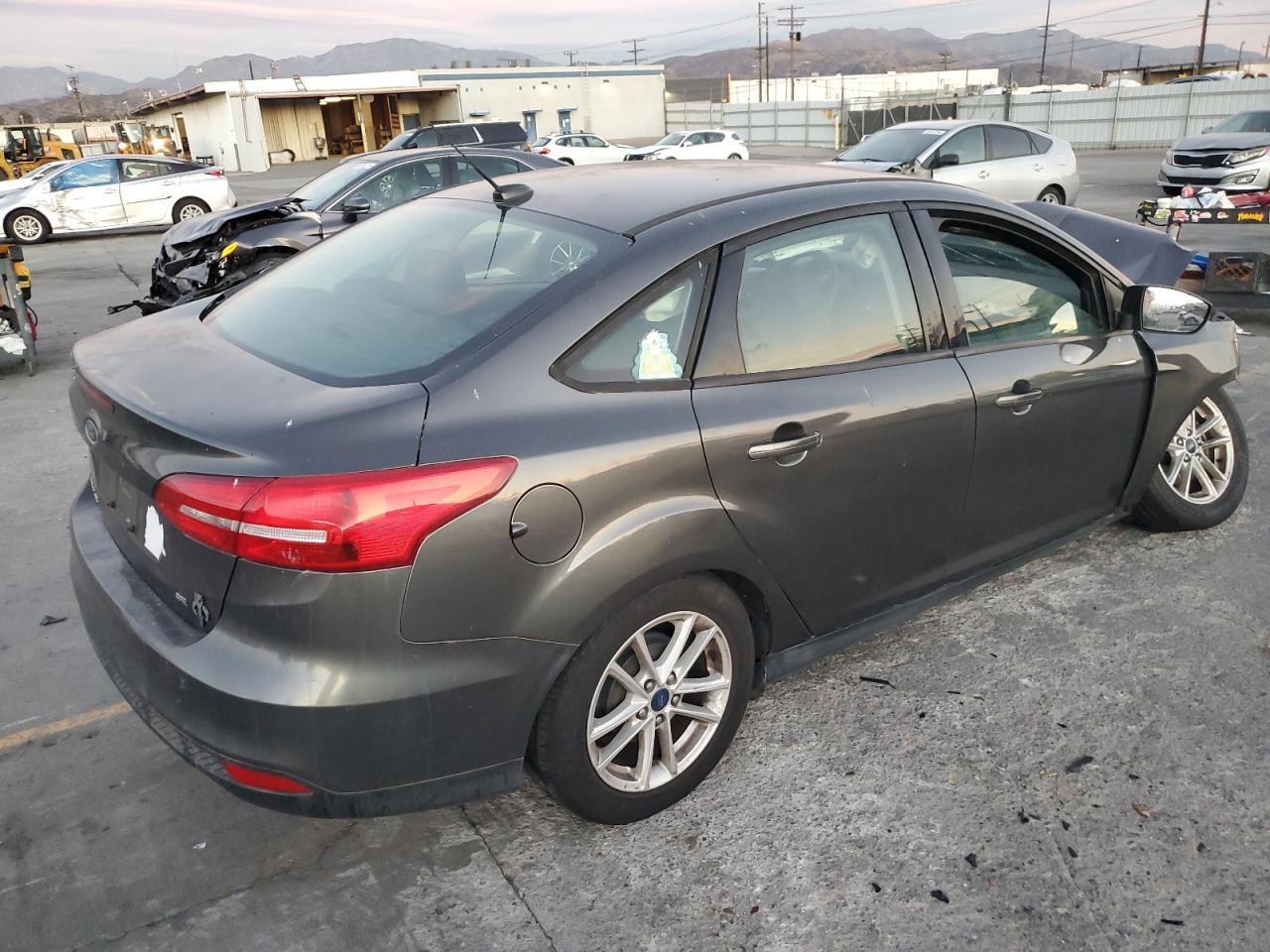 VIN 1FADP3F20HL304534 2017 FORD FOCUS no.3