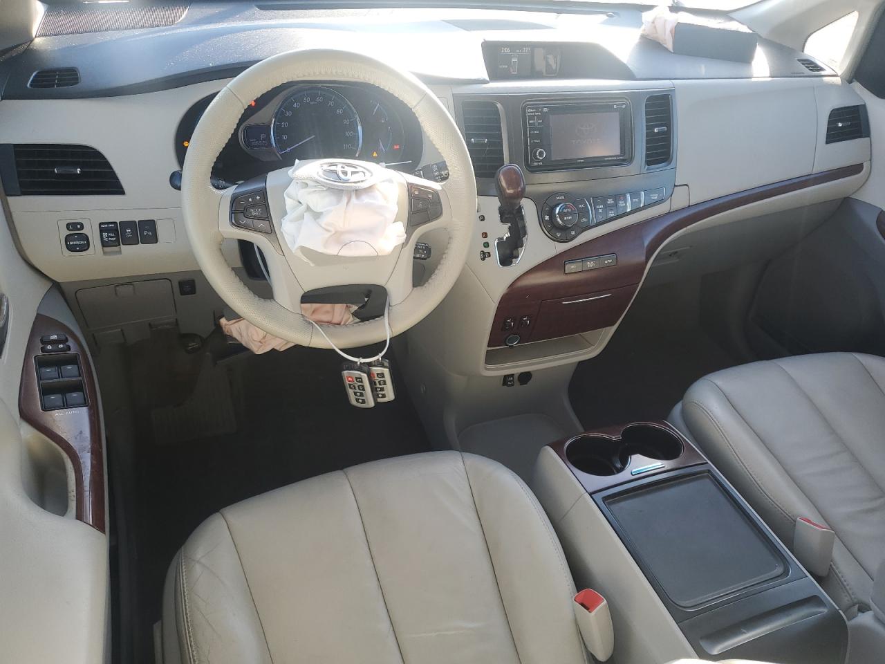 2012 Toyota Sienna - Image 8