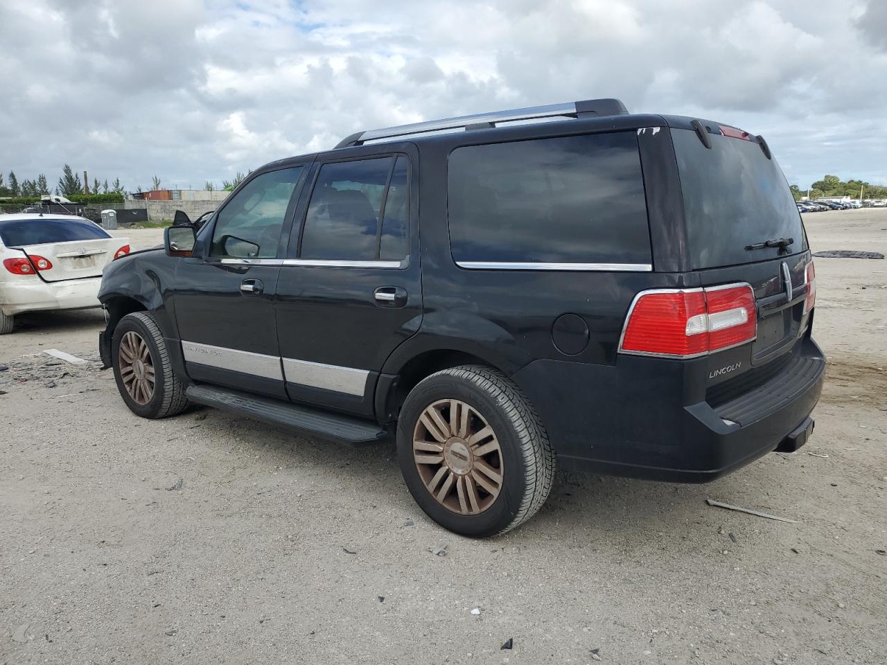 2008 Lincoln Navigator - Image 2