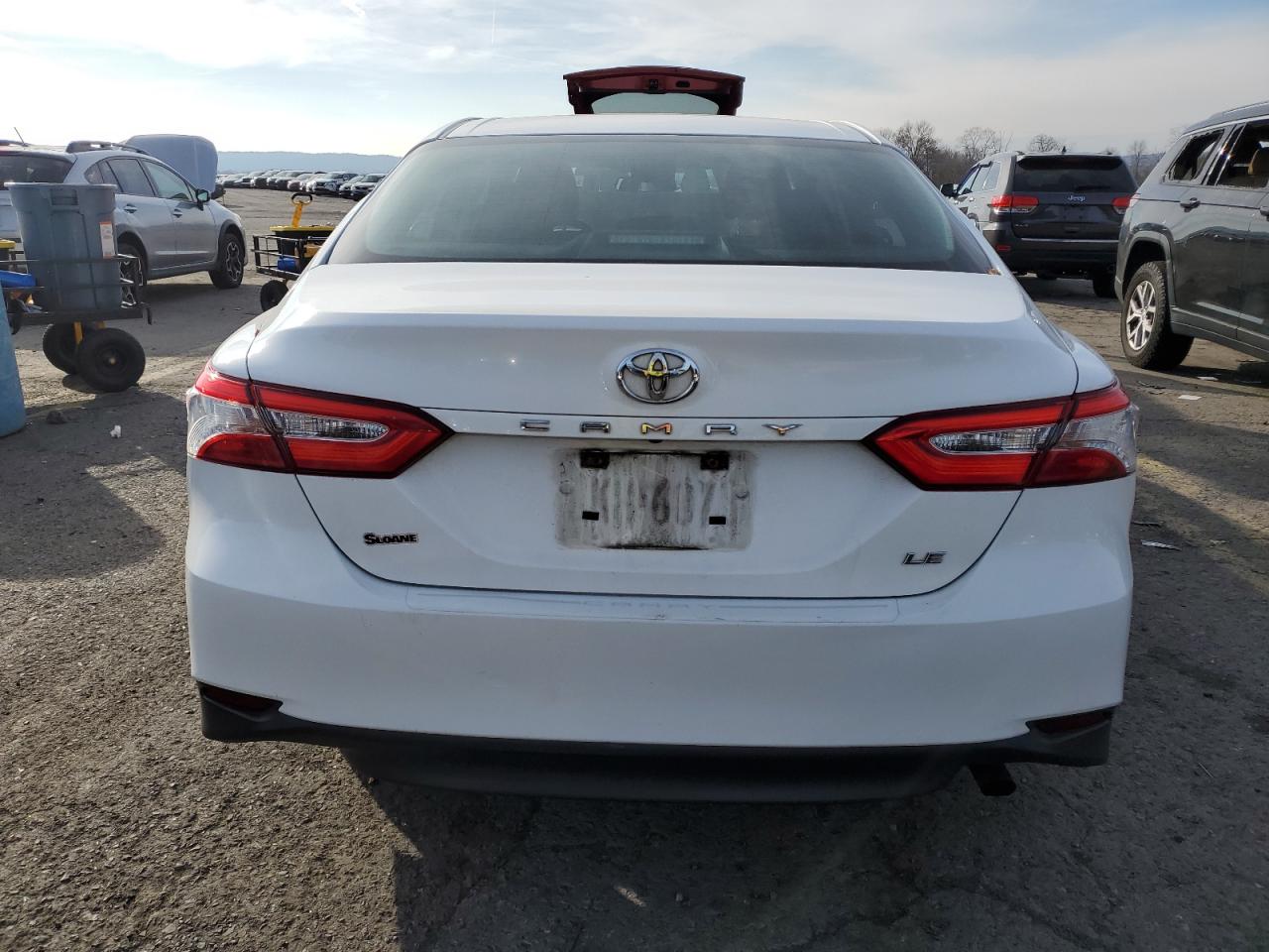 VIN 4T1B11HK8JU631084 2018 TOYOTA CAMRY no.6