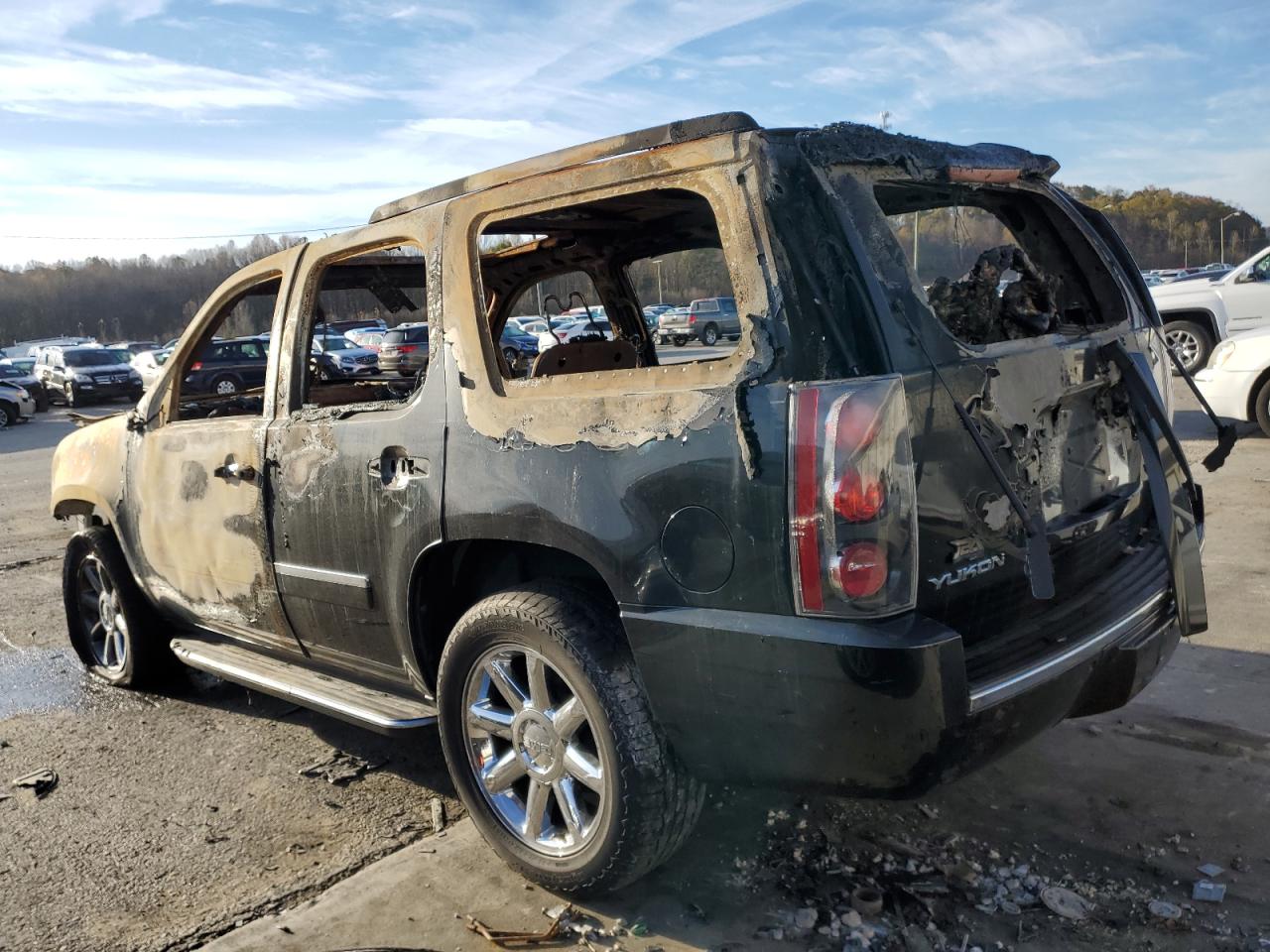 2013 GMC Yukon - Image 2