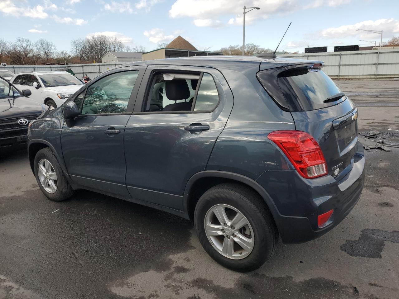 2021 Chevrolet Trax - Image 2