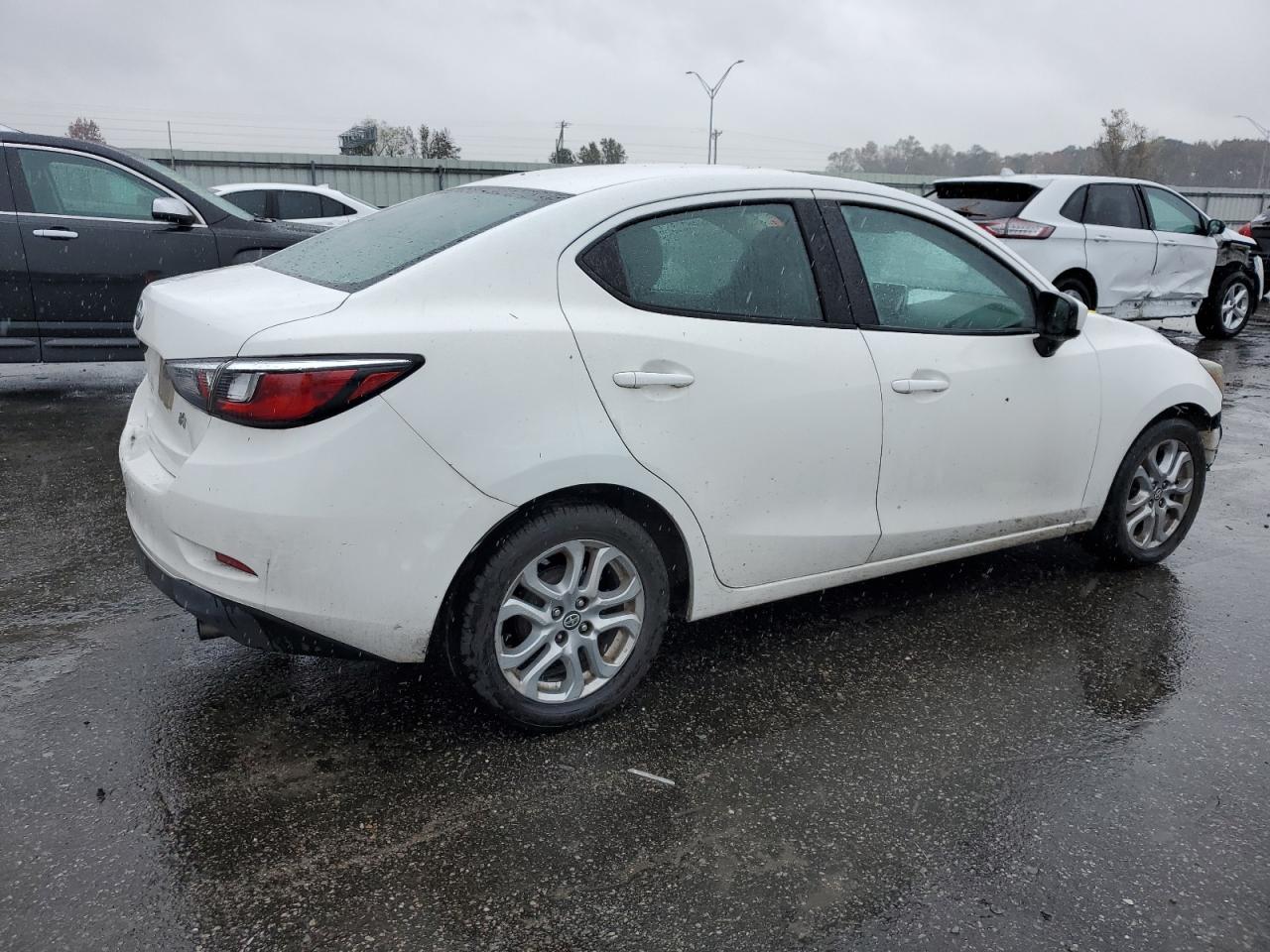 VIN 3MYDLBZV3GY137843 2016 TOYOTA SCION no.3