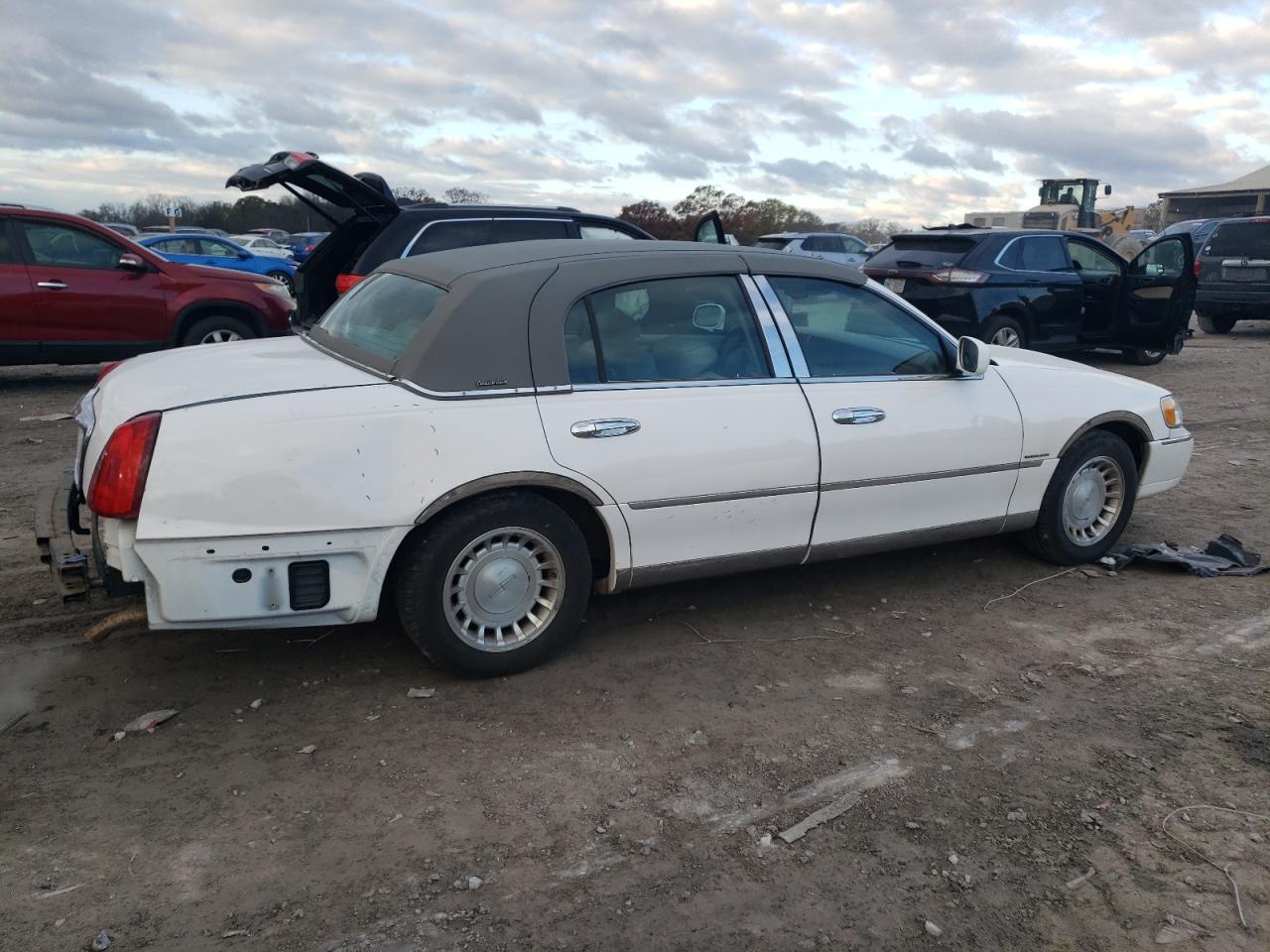 2001 Lincoln Town Car - Image 3