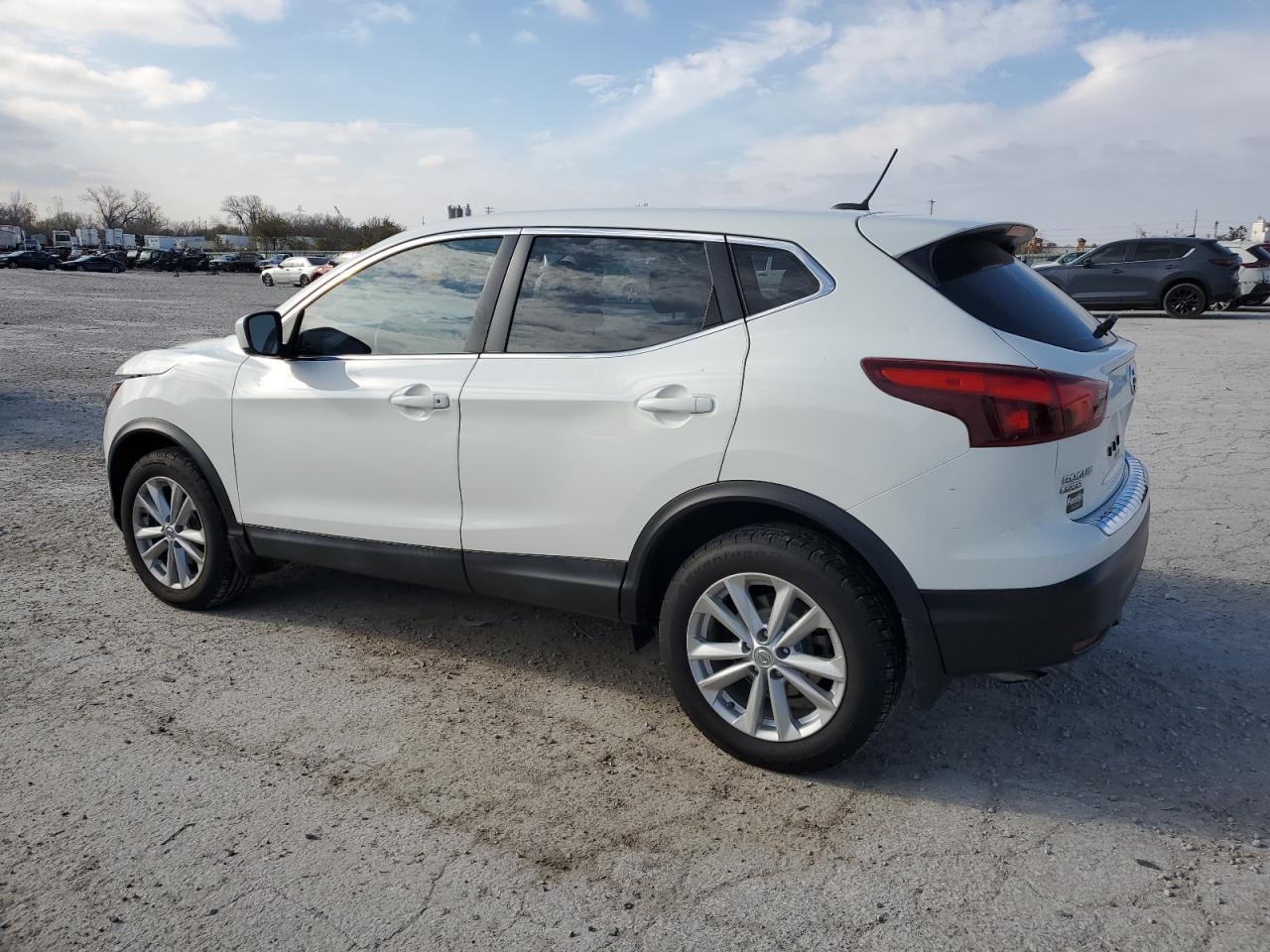 2018 Nissan Rogue - Image 2