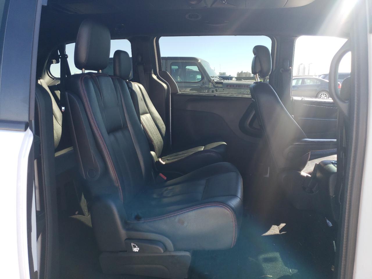 2018 Dodge Caravan - Image 11