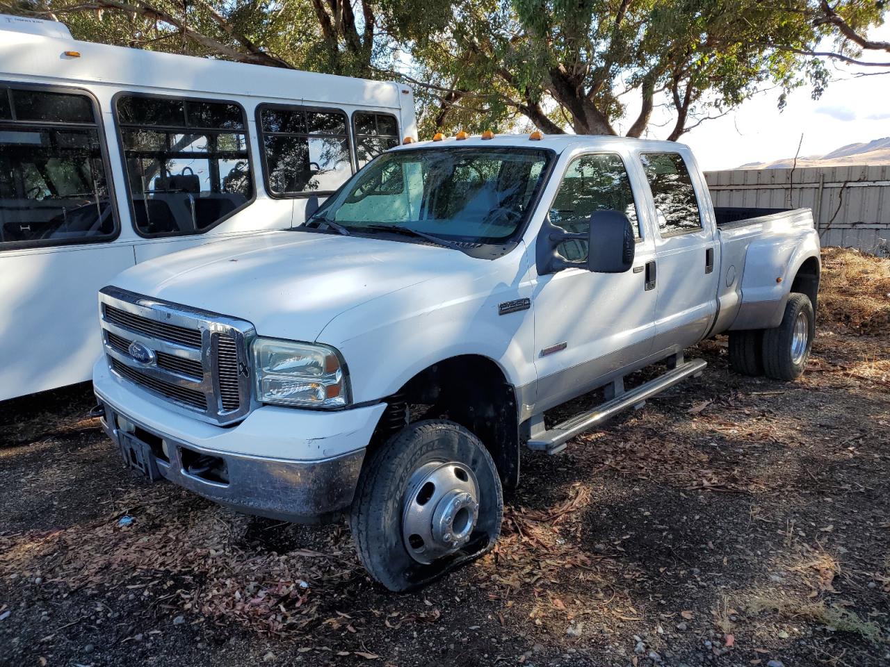 2006 Ford F350 Super Duty продається в Martinez, CA - Front End