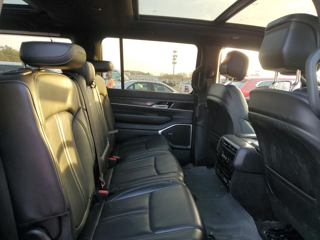 2022 Jeep Grand Wagoneer - Image 11