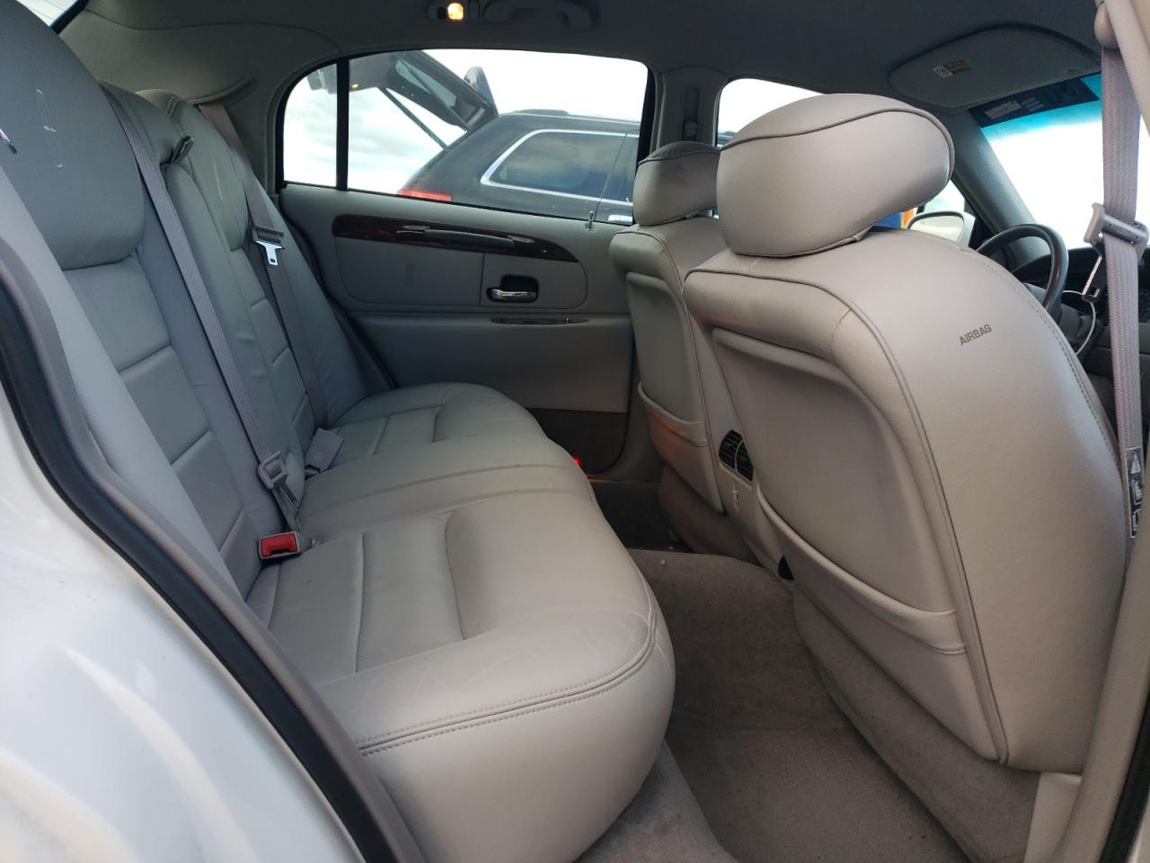 2001 Lincoln Town Car - Image 10