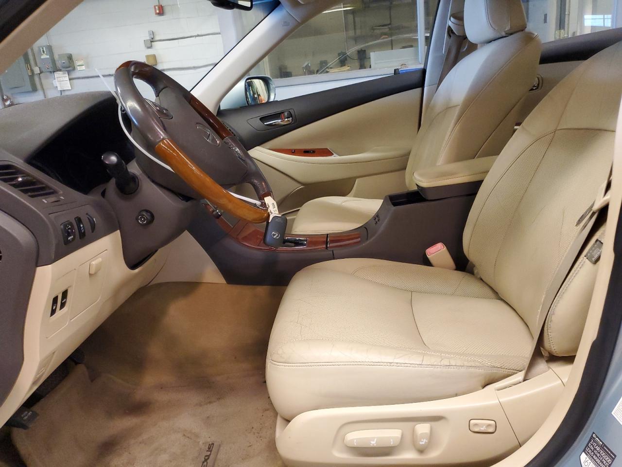 2010 Lexus ES - Image 7