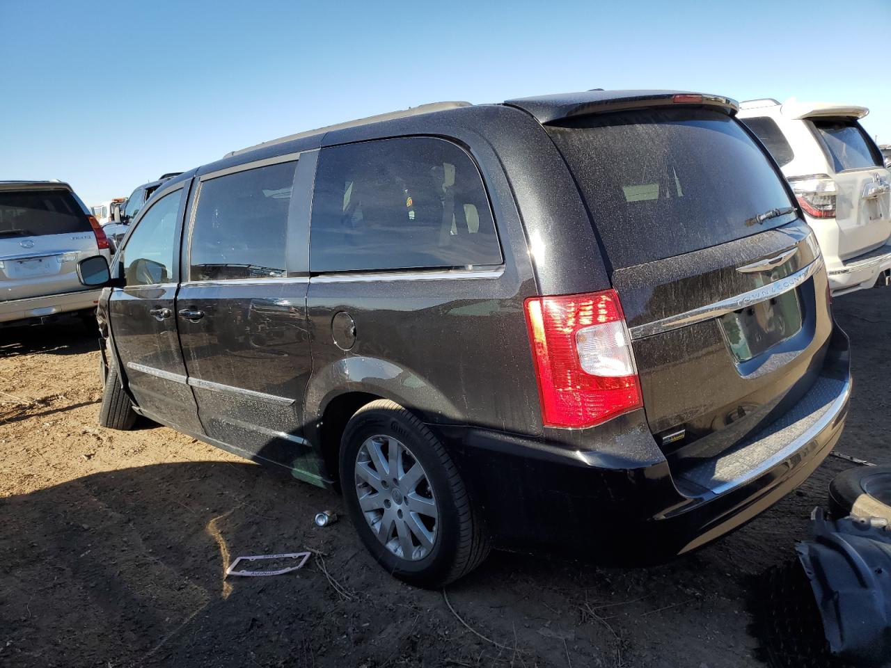 2016 Chrysler Town & Country - Image 2