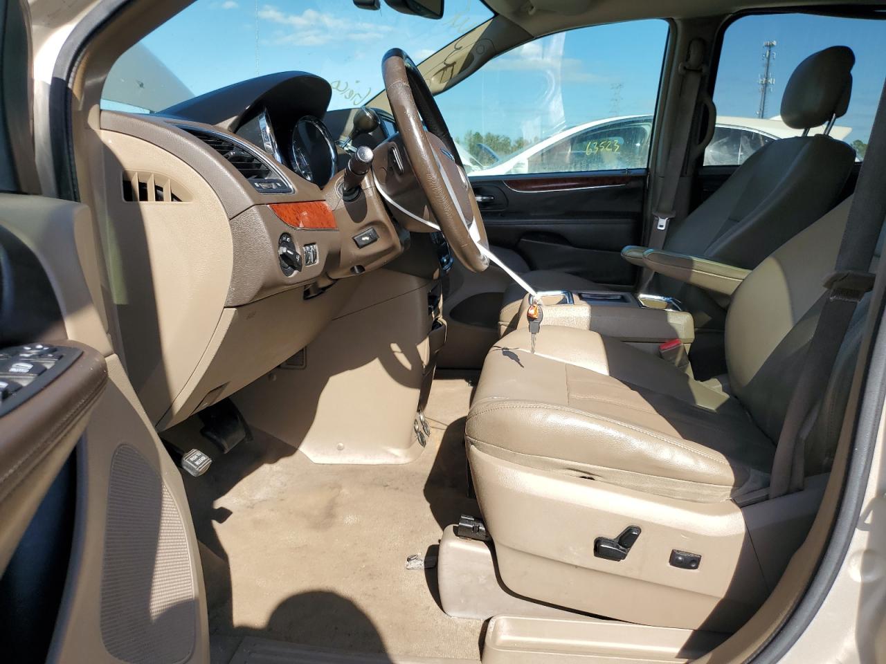 2013 Chrysler Town & Country - Image 7