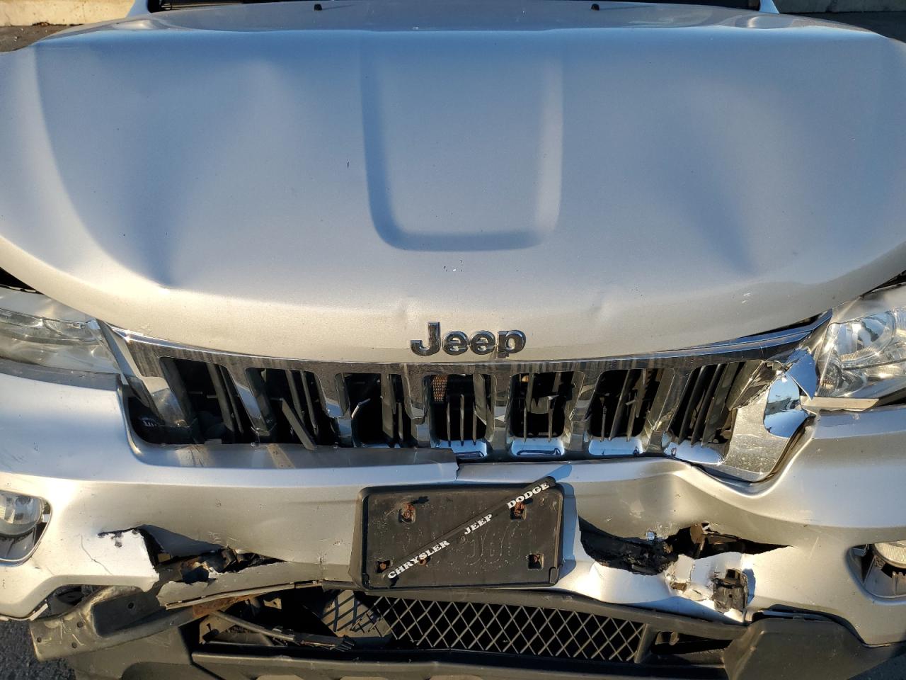 2011 Jeep Grand Cherokee - Image 12