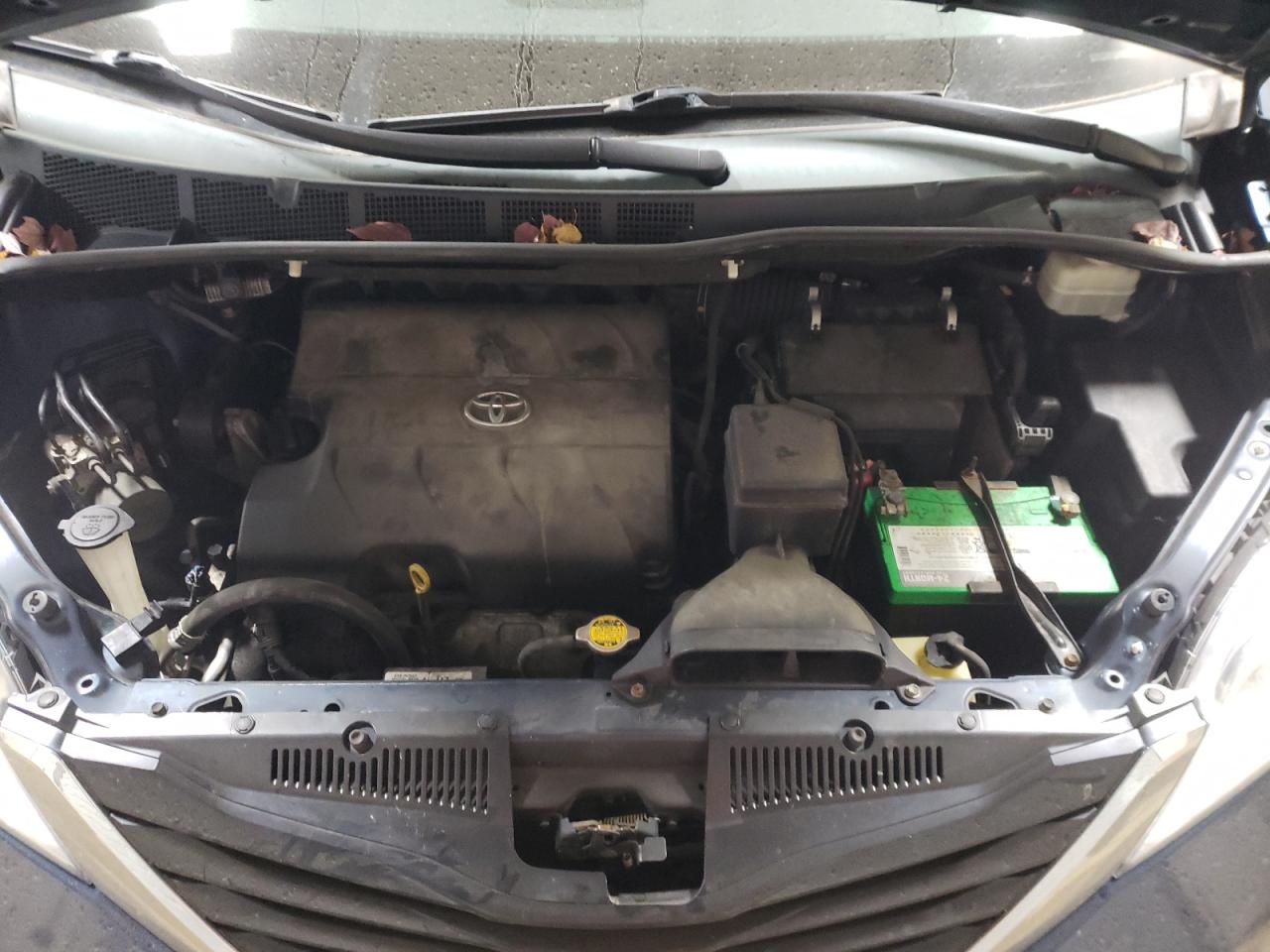 2012 Toyota Sienna - Image 12