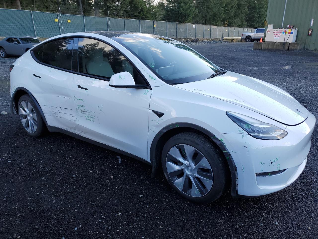 VIN 7SAYGDEE8NF468452 2022 TESLA MODEL Y no.4