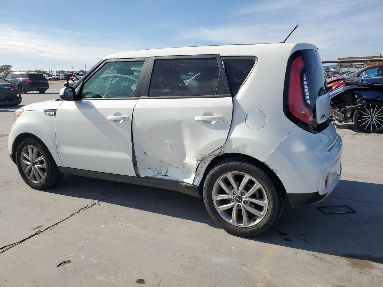 VIN KNDJP3A58J7605890 2018 KIA SOUL no.2