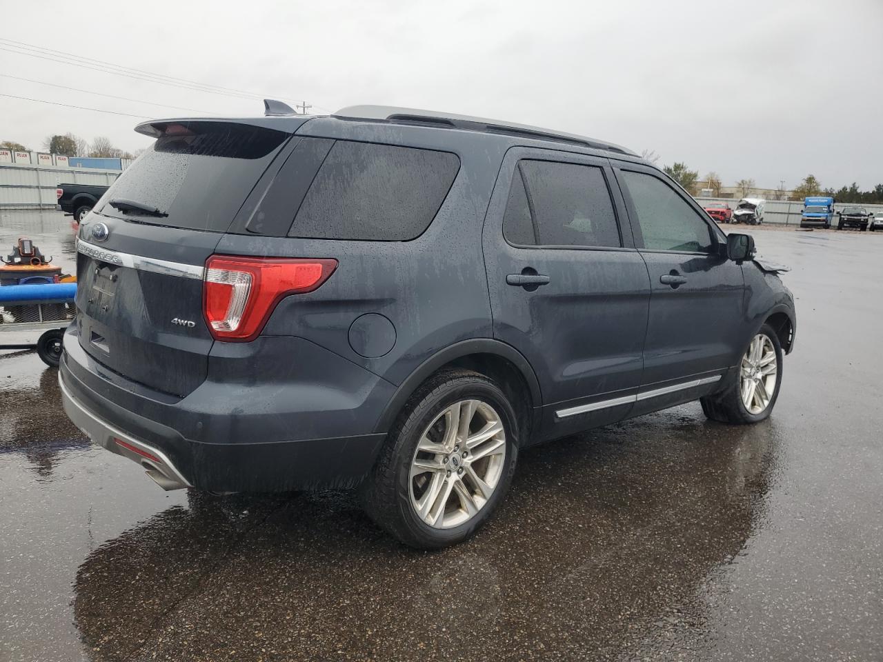 VIN 1FM5K8D82HGB21674 2017 FORD EXPLORER no.3