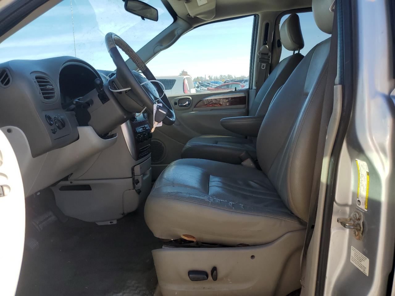 2007 Chrysler Town & Country - Image 7