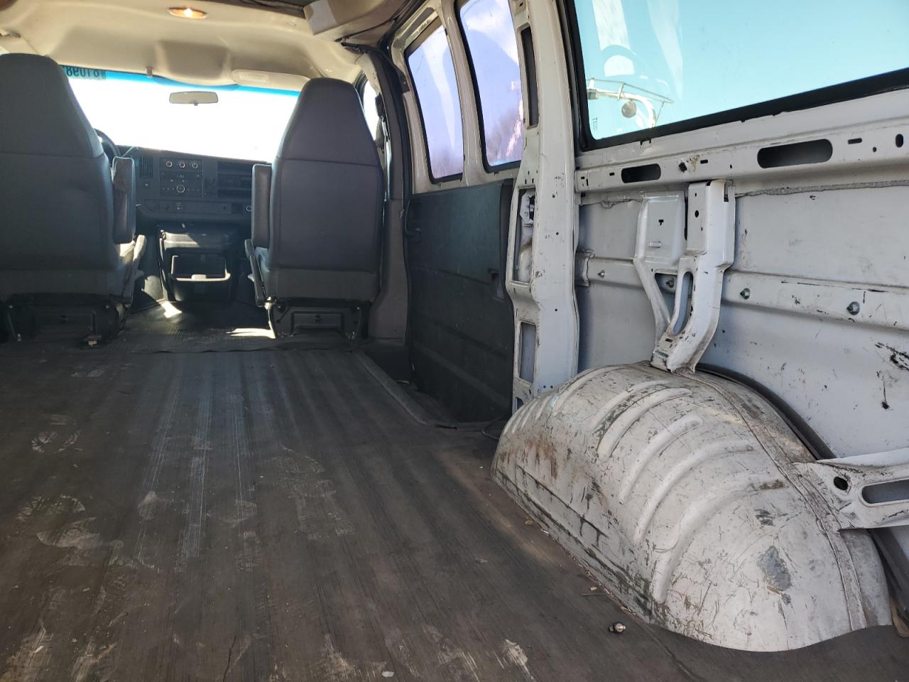 2009 Chevrolet Express - Image 12