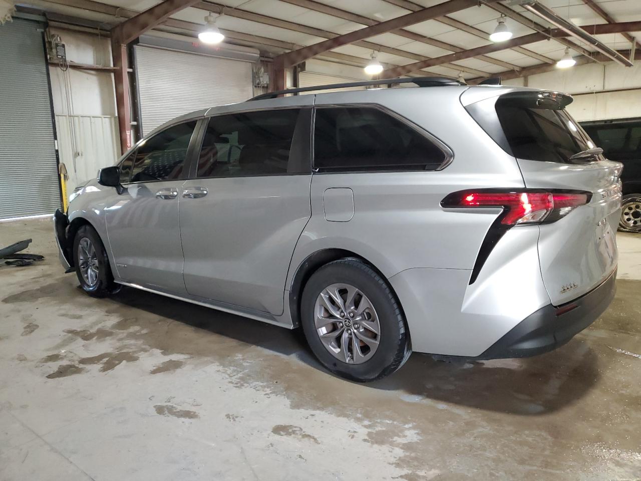 2021 Toyota Sienna - Image 2