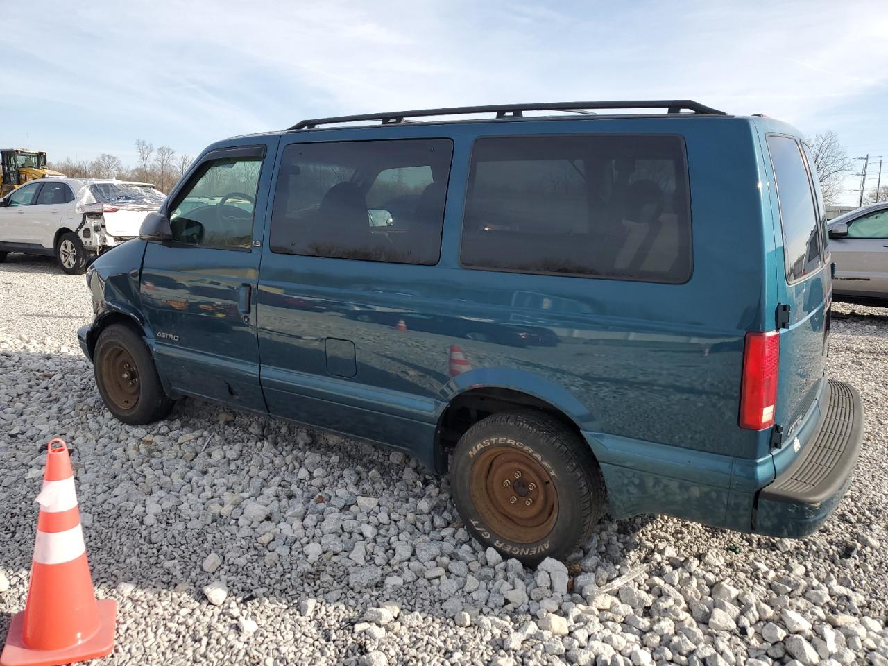 2002 Chevrolet Astro - Image 2
