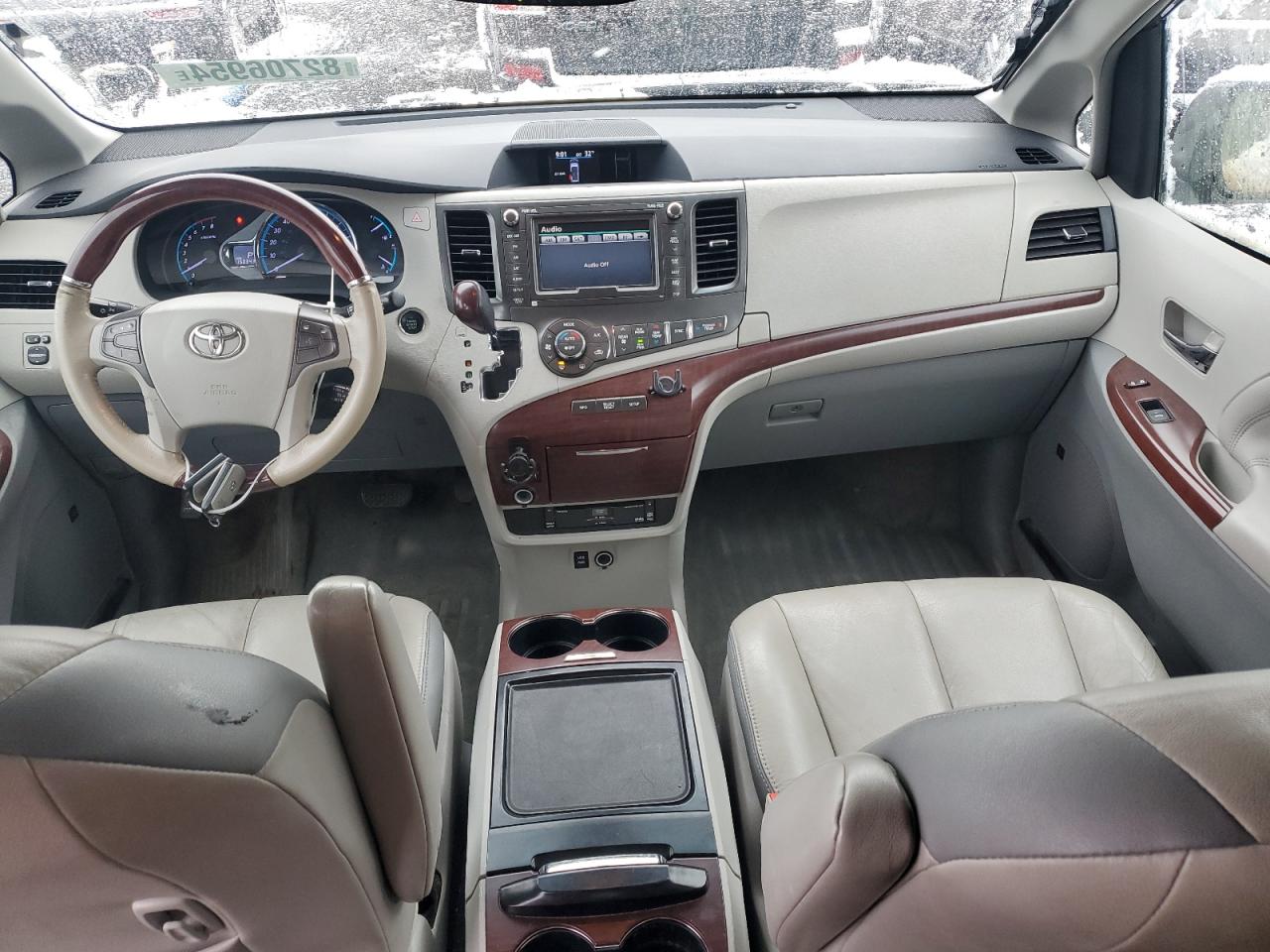 2012 Toyota Sienna - Image 8