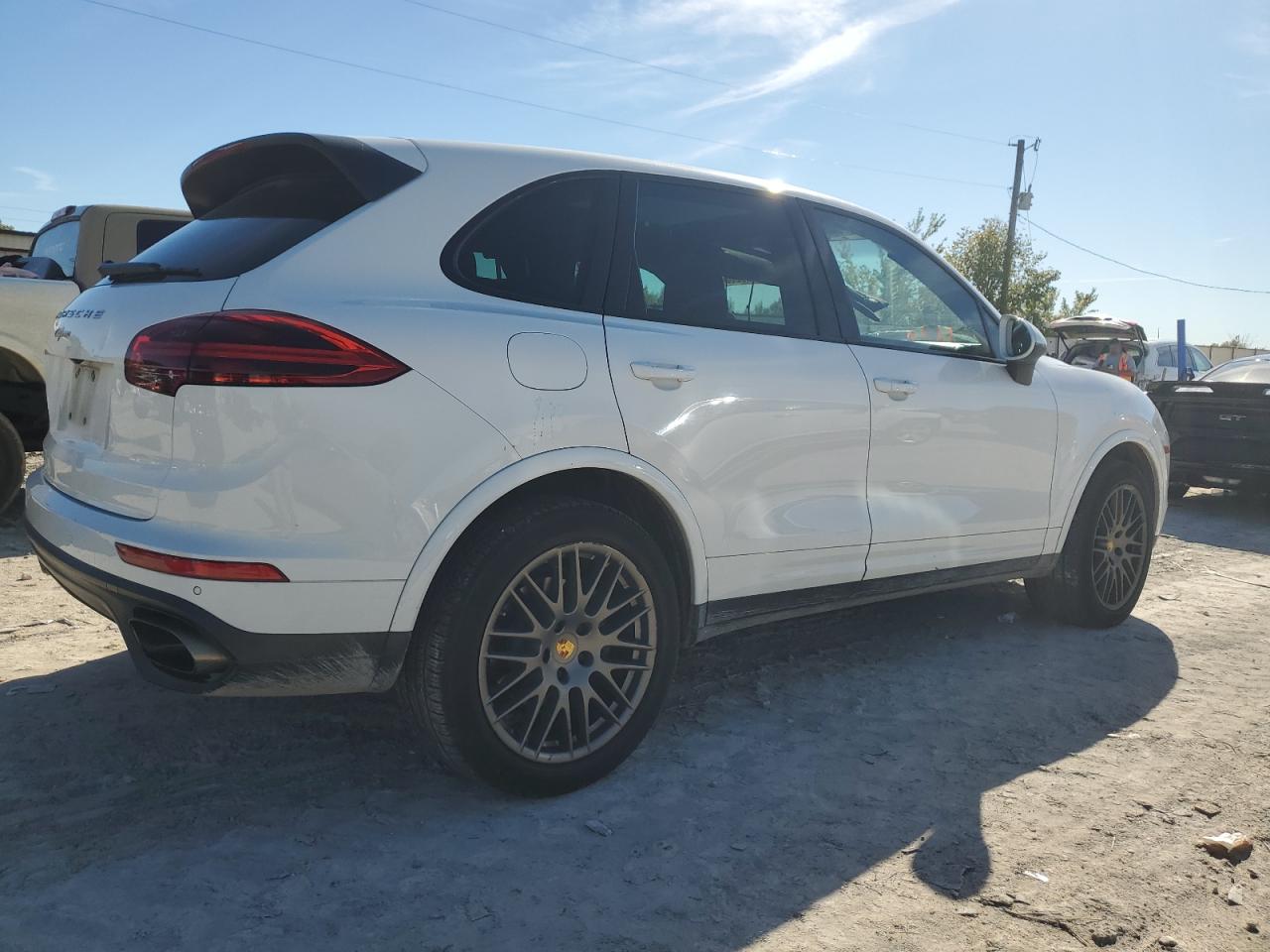 VIN WP1AA2A28HKA89831 2017 PORSCHE CAYENNE no.3