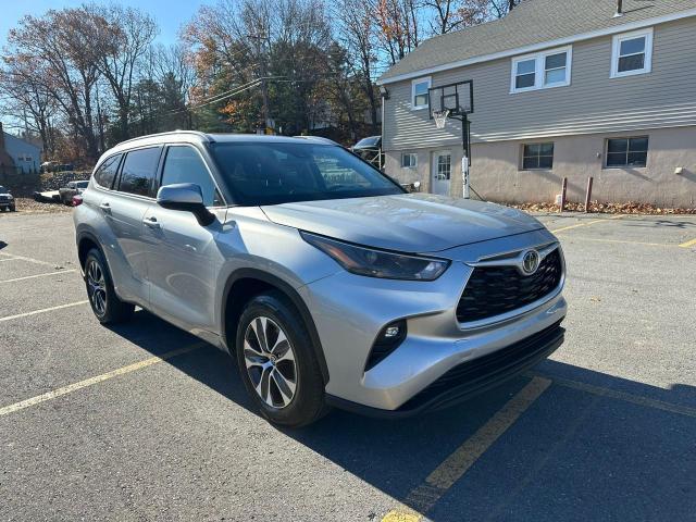  TOYOTA HIGHLANDER 2022 Srebrny