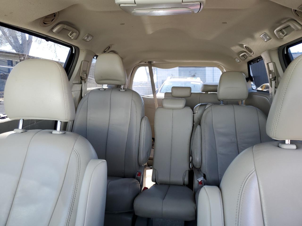 2014 Toyota Sienna - Image 10