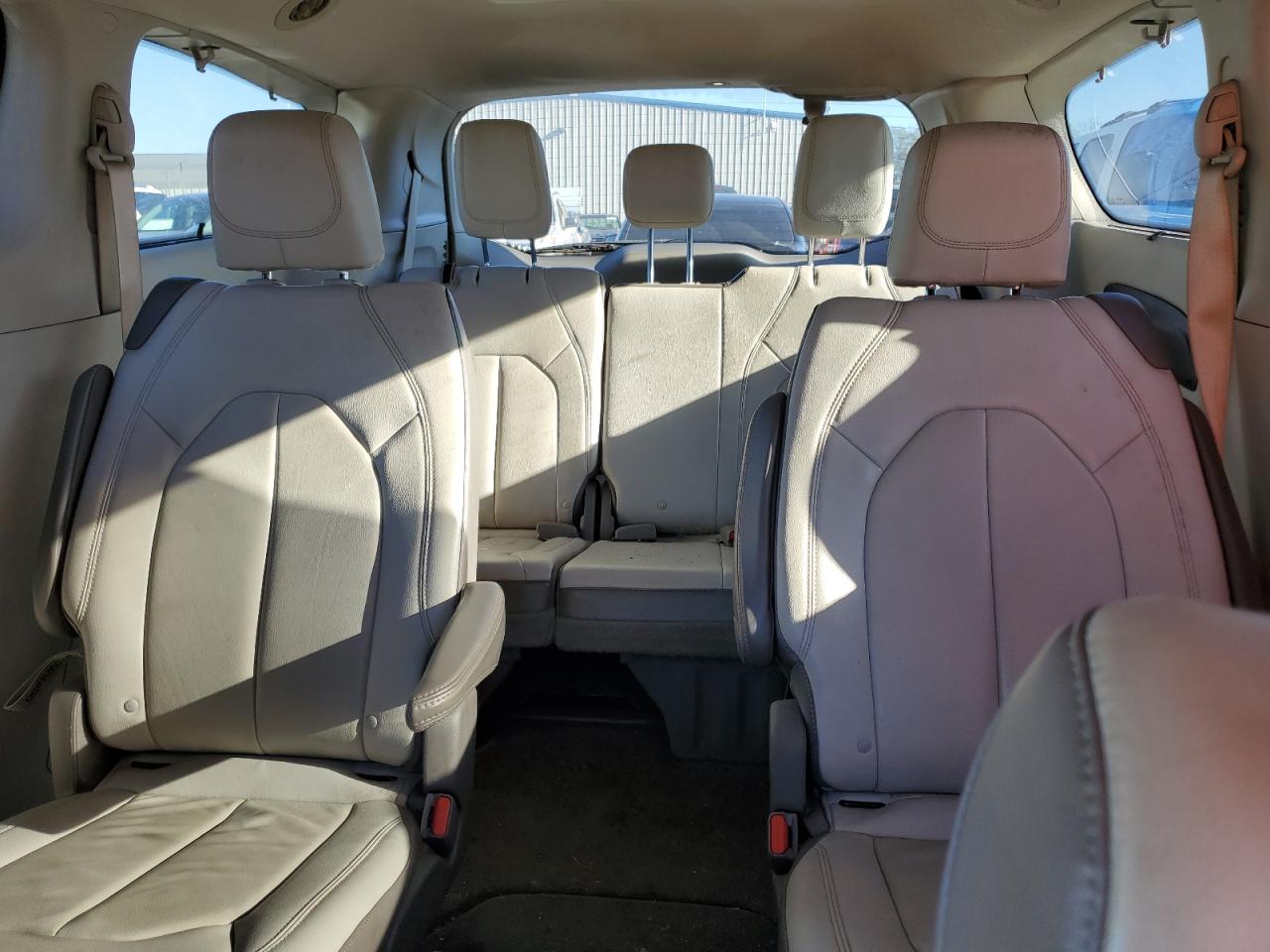 2017 Chrysler Pacifica - Image 10
