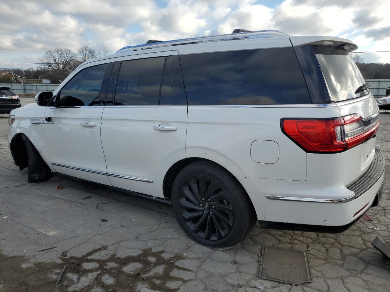2021 Lincoln Navigator - Image 2