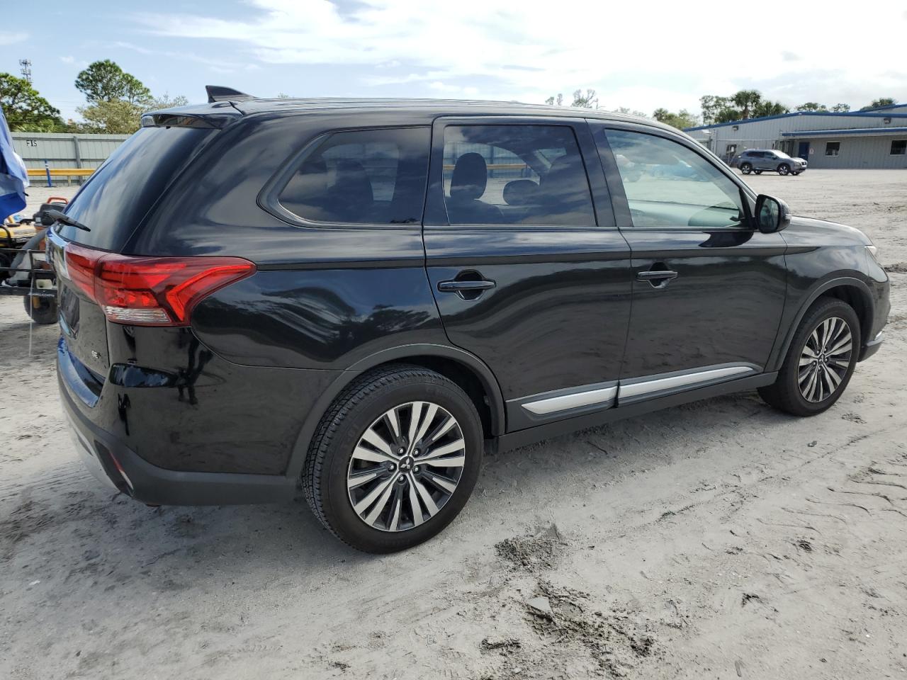 2020 Mitsubishi Outlander - Image 3