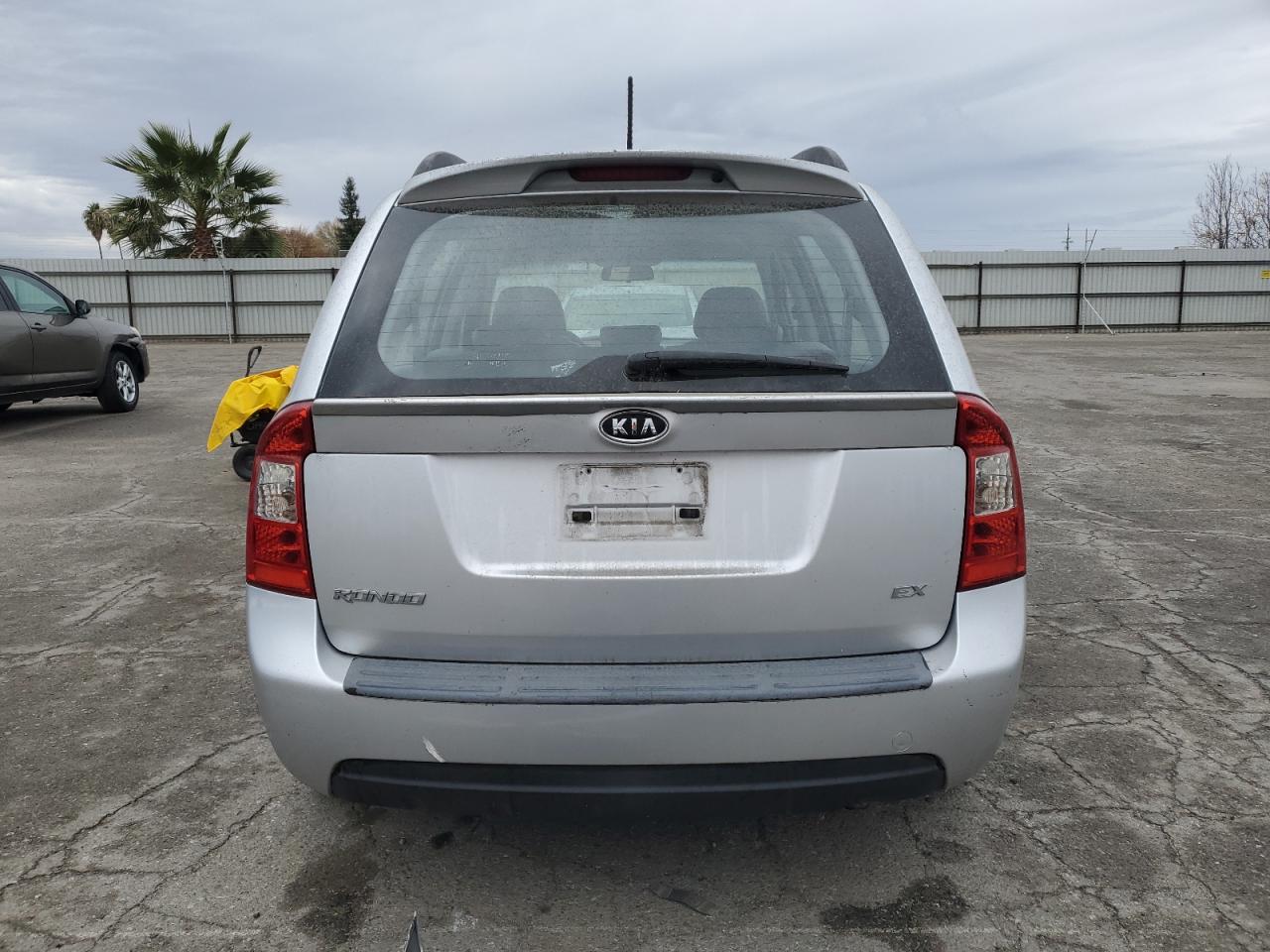 2009 Kia Rondo Base VIN: KNAFG528897240940 Lot: 81859574