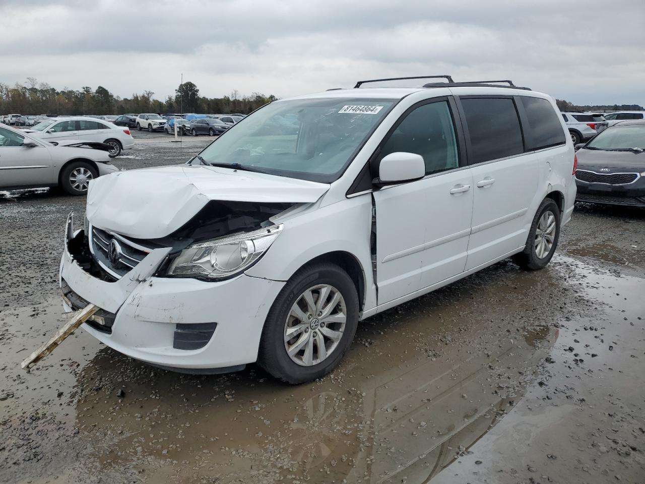 2014 Volkswagen Routan - Image 1