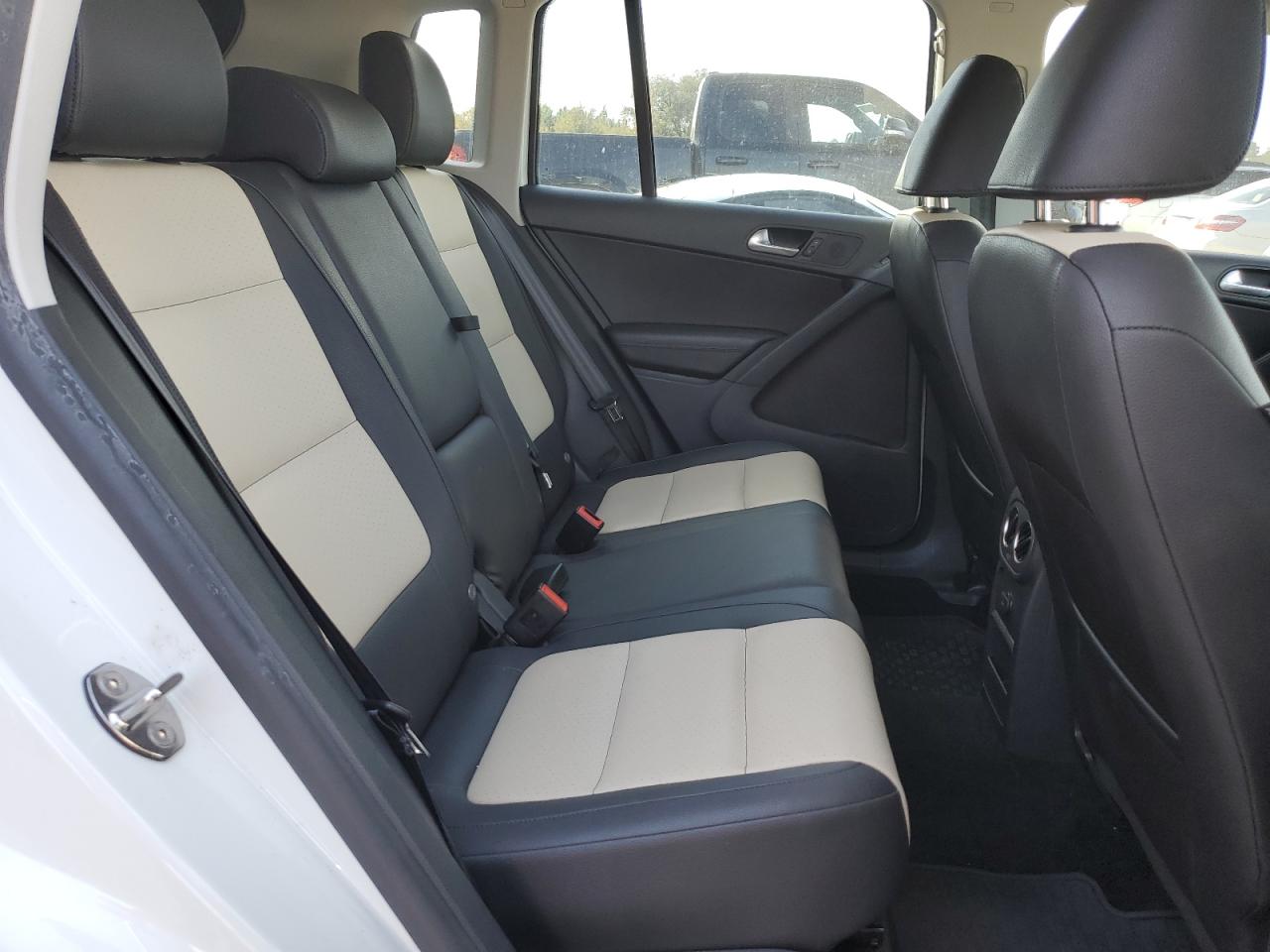 2017 Volkswagen Tiguan - Image 11