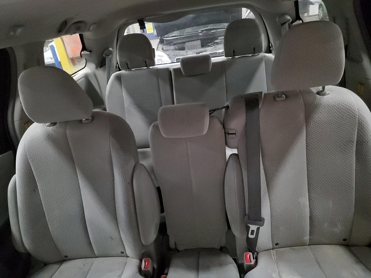 2011 Toyota Sienna - Image 10