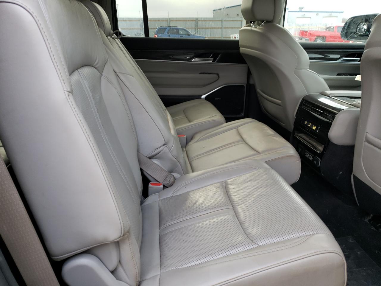 2022 Jeep Grand Wagoneer - Image 11