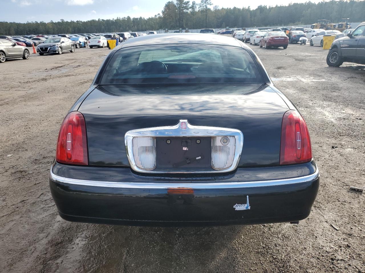 2001 Lincoln Town Car - Image 6