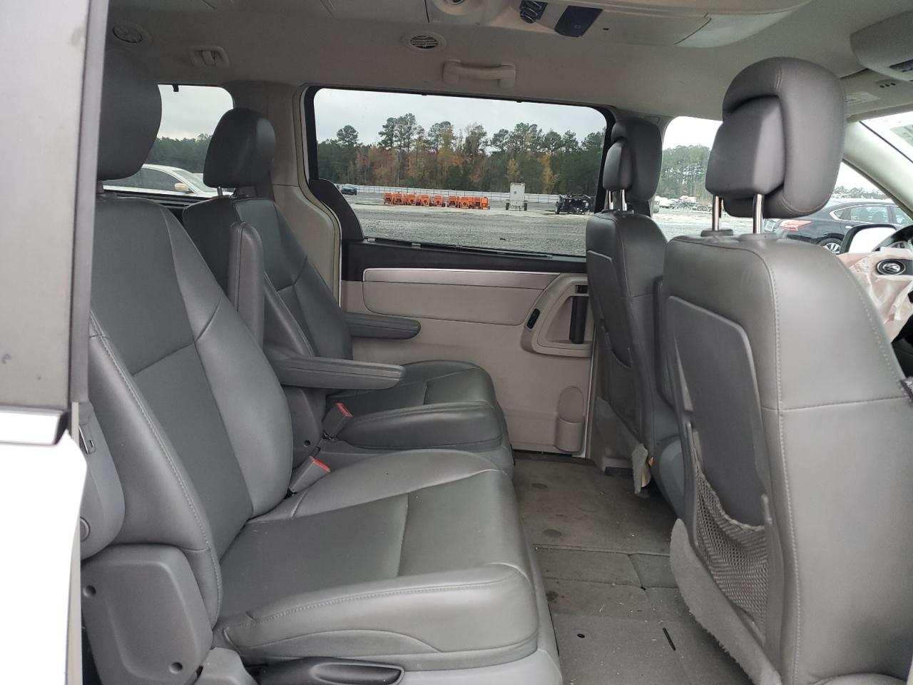 2014 Volkswagen Routan - Image 11