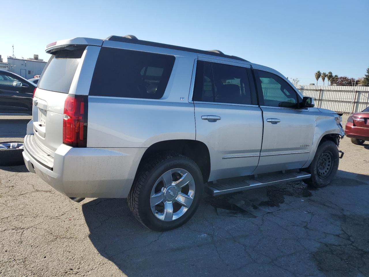 VIN 1GNSCBKCXJR373845 2018 CHEVROLET TAHOE no.3